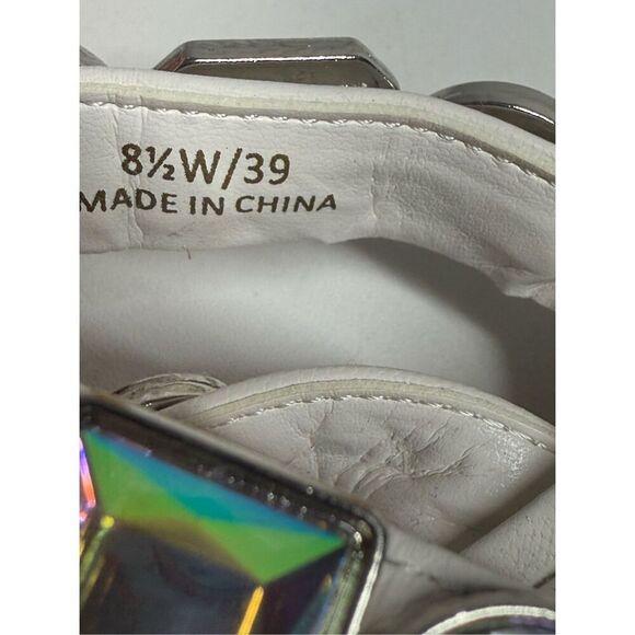 VINCE CAMUTO AMBRIDIL LADIES SIZE 8,5 LEATHER WHITE SANDALS SHOES TOE LOOP - Picture 4 of 9